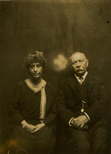 Arthur Conan Doyle & Mrs with spirit 1920